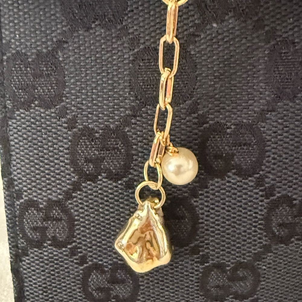 White Wristlet Keychain w/Gold Balloon Dog, Pearl & Nugget Charms – Unique - NWT - Picture 6 of 7